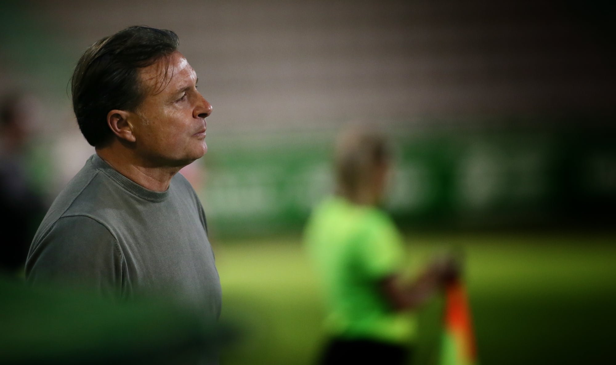 Cristóbal Parralo, entrenador del Racing, en el banquillo del estadio de A Malata durante el partido ante el Zamora