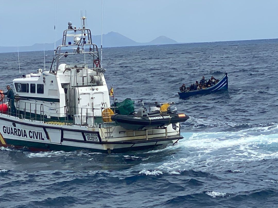 La patera interceptada en Punta Fariones, cerca de Órzola (Lanzarote).