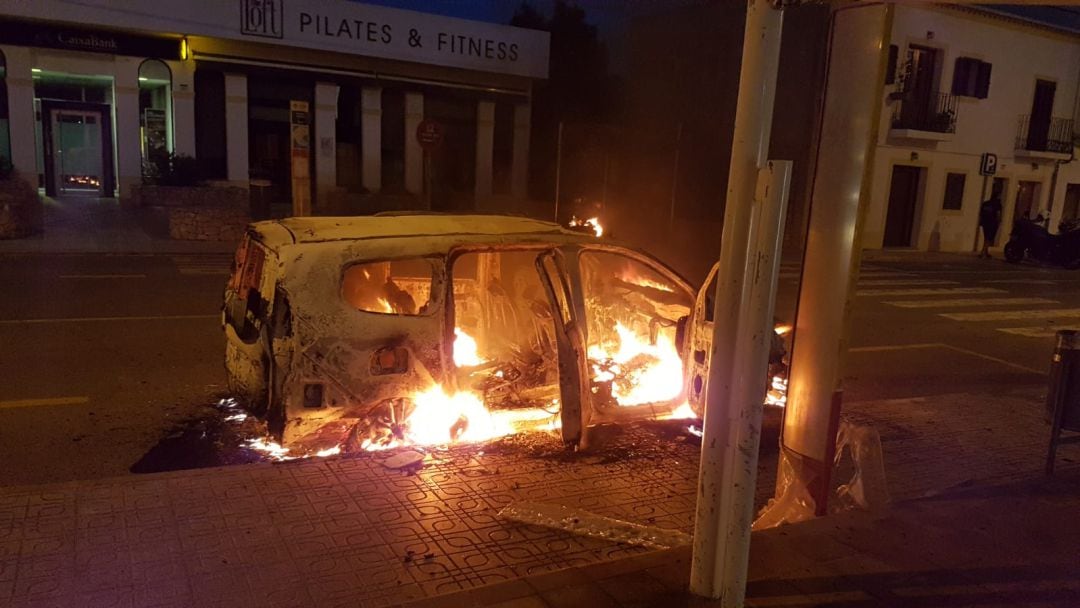 Imagen del taxi ardiendo en la parada de Sant Miquel