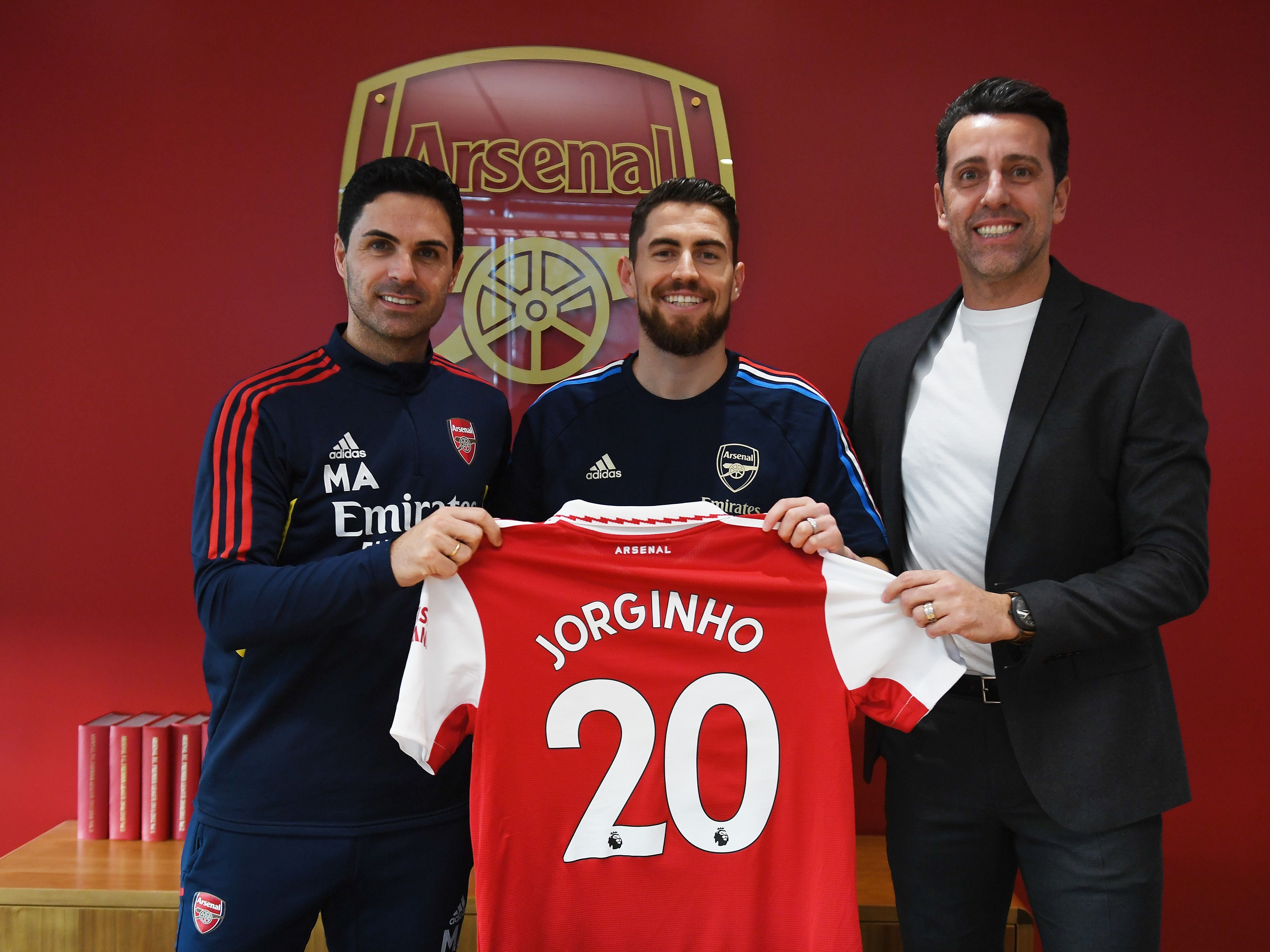 Mikel Arteta y Edu presentan a Jorginho, nuevo fichaje del Arsenal. (Photo by Stuart MacFarlane/Arsenal FC via Getty Images)