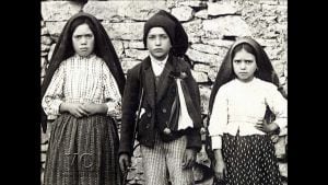 Lucía junto a sus dos hermanos, a quienes se les apareció la Virgen de Fátima