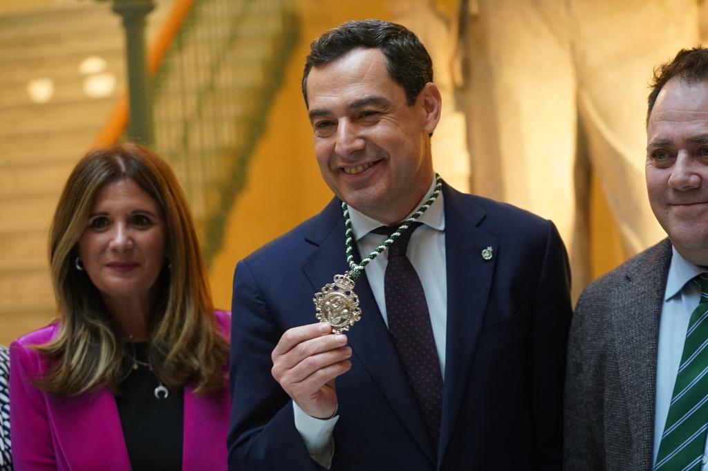 Juanma Moreno con la medalla de la hermandad de Oración en el Huerto de Linares.