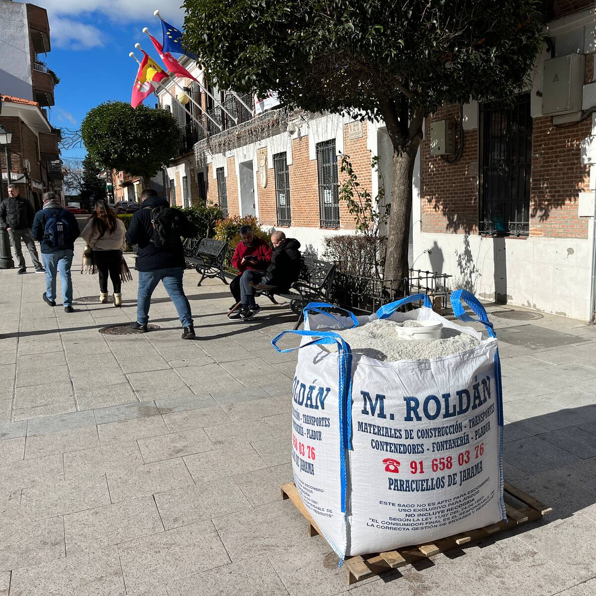 Los vecinos de Paracuellos de Jarama disponen de 30 toneladas de sal para combatir las heladas nocturnas