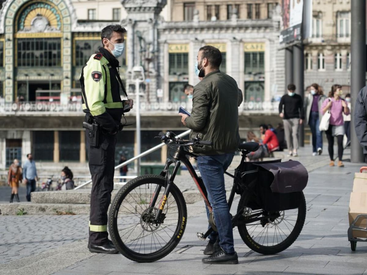 "Tómeselo como la primera prueba de amor": la policía triunfa con su consejo sobre el sexo en el confinamiento