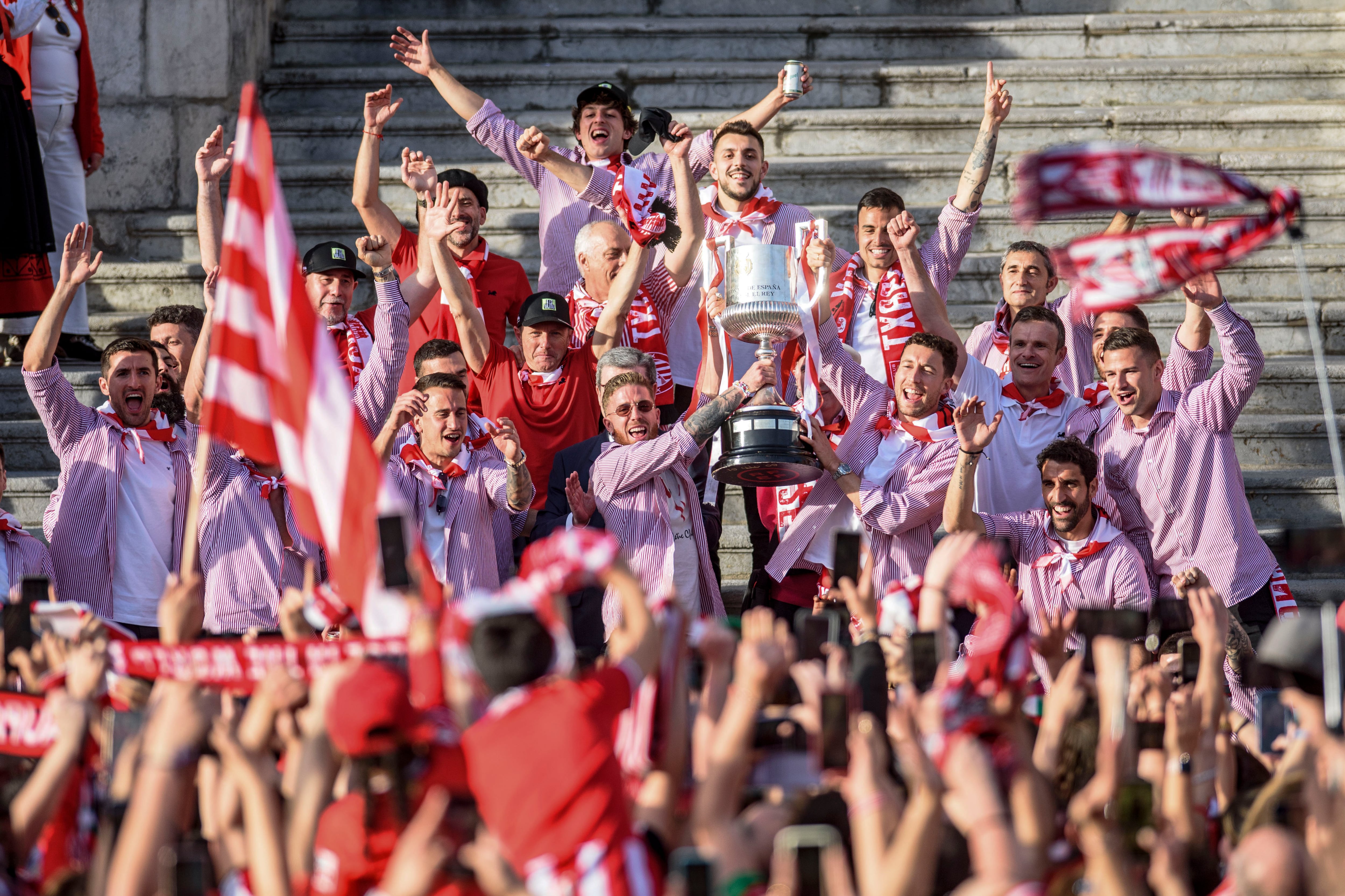 BILBAO, 11/04/2024.- Los capitanes del Athletic Iker Muniain y Óscar de Marcos, acompañados por el resto del equipo, alzan la Copa del Rey ganada el pasado sábado en Sevilla, al llegar a las escalinatas del ayuntamiento de Bilbao. EFE/Javier Zorrilla
