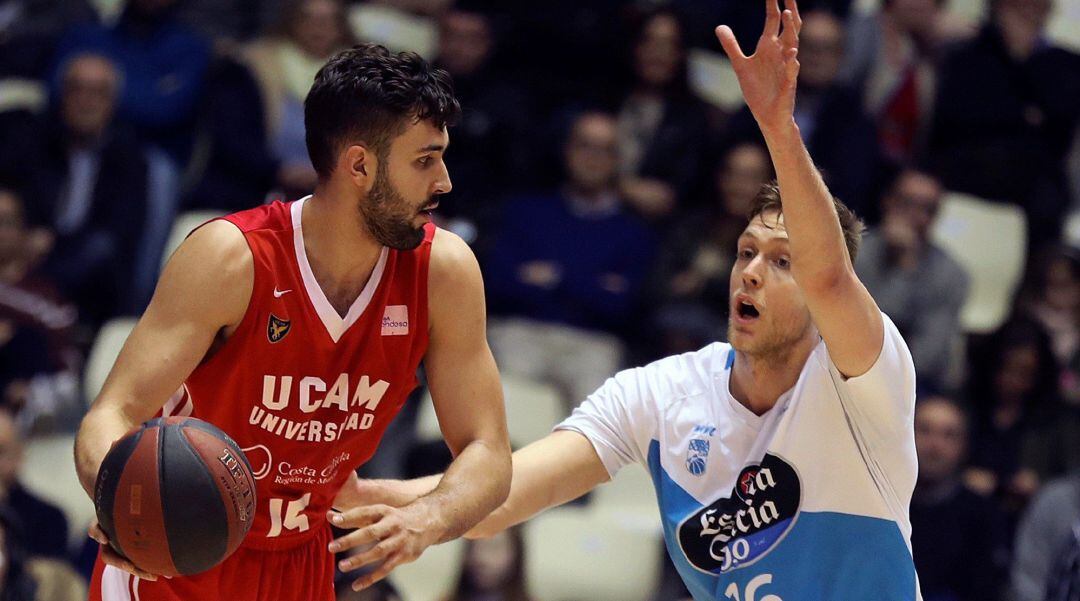  El jugador del del Monbús Obradoiro Nick Spires (d), y el jugador del UCAM Murcia Emanuel Cate, durante el partido de liga Endesa, que se disputa en el pabellón multiúsos de Sar, en Santiago de Compostela