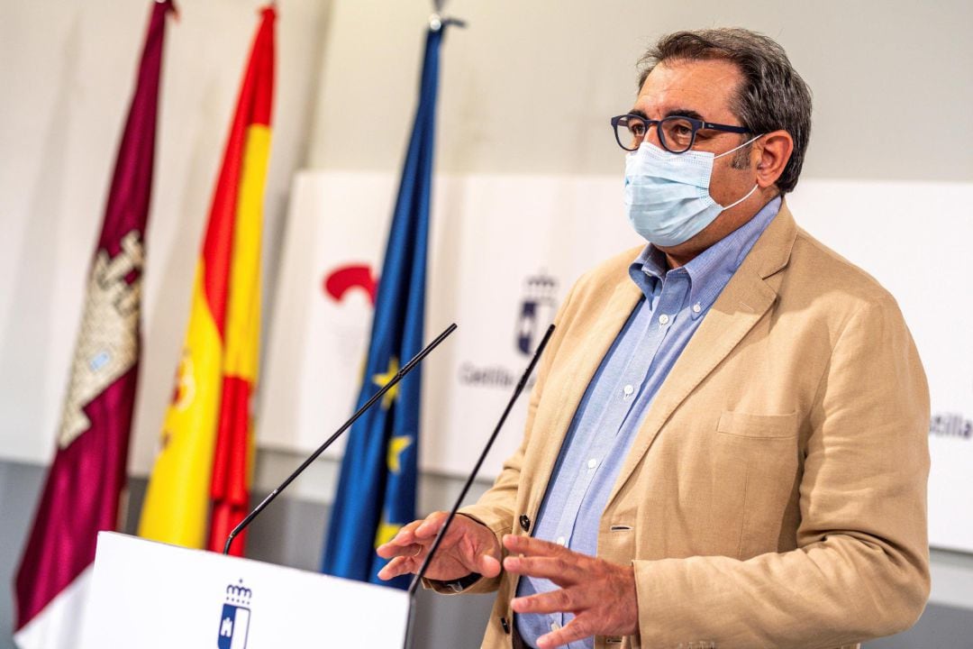 El consejero de Sanidad de Castilla-La Mancha, Jesús Fernández Sanz, informa en rueda de prensa de los acuerdos adoptados en el Consejo de Gobierno relacionados con su departamento