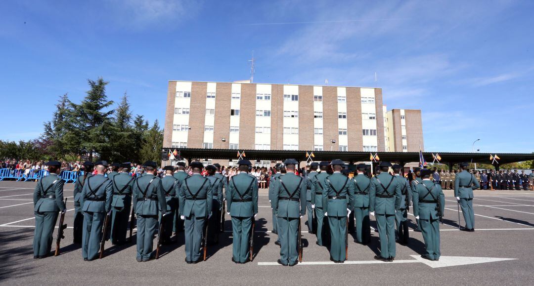 Acto institucional ante la Comandancia de la Guardia Civil, donde operaba el agente encausado