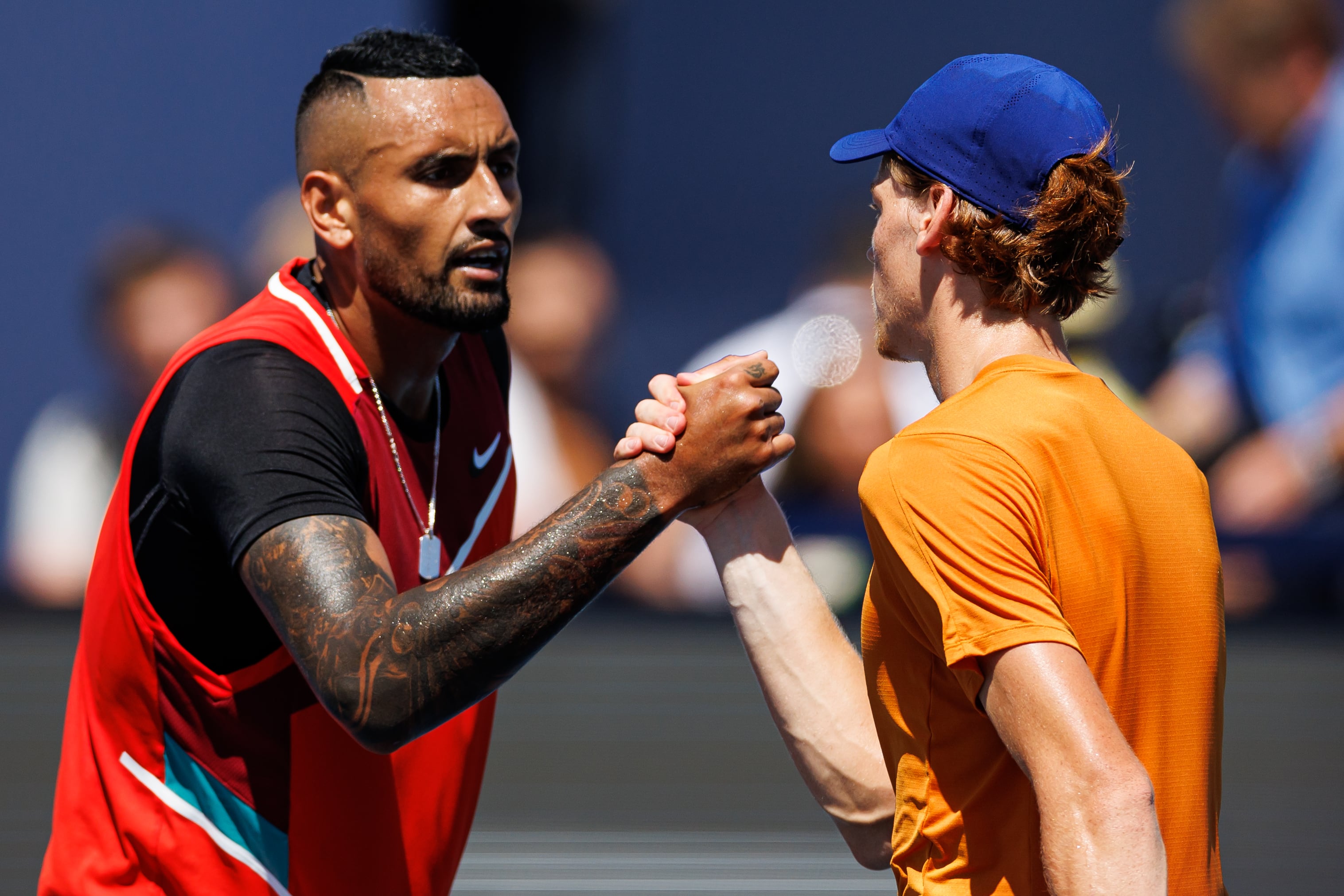 Jannik Sinner saluda a Nick Kyrgios después del partido en Miami