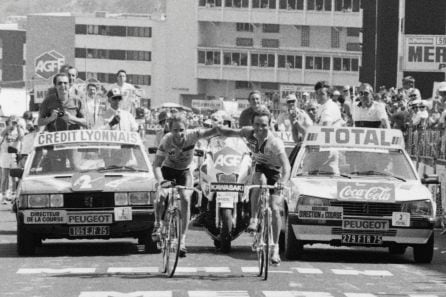 Lemond e Hinault entran abrazados en meta en uno de los momentos más memorables de la historia del Tour