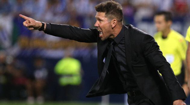 Simeone ordena a su equipo durante el partido