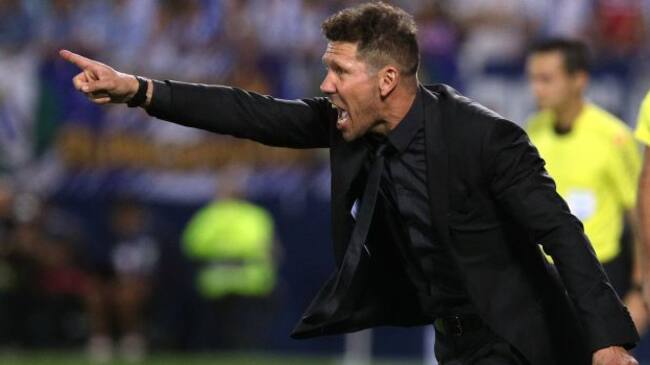 Simeone ordena a su equipo durante el partido