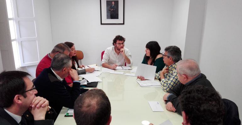 Imagen de la reunión de la junta del COAC con Adrián Martínez de Pinillos, concejal de fiestas en el centro.