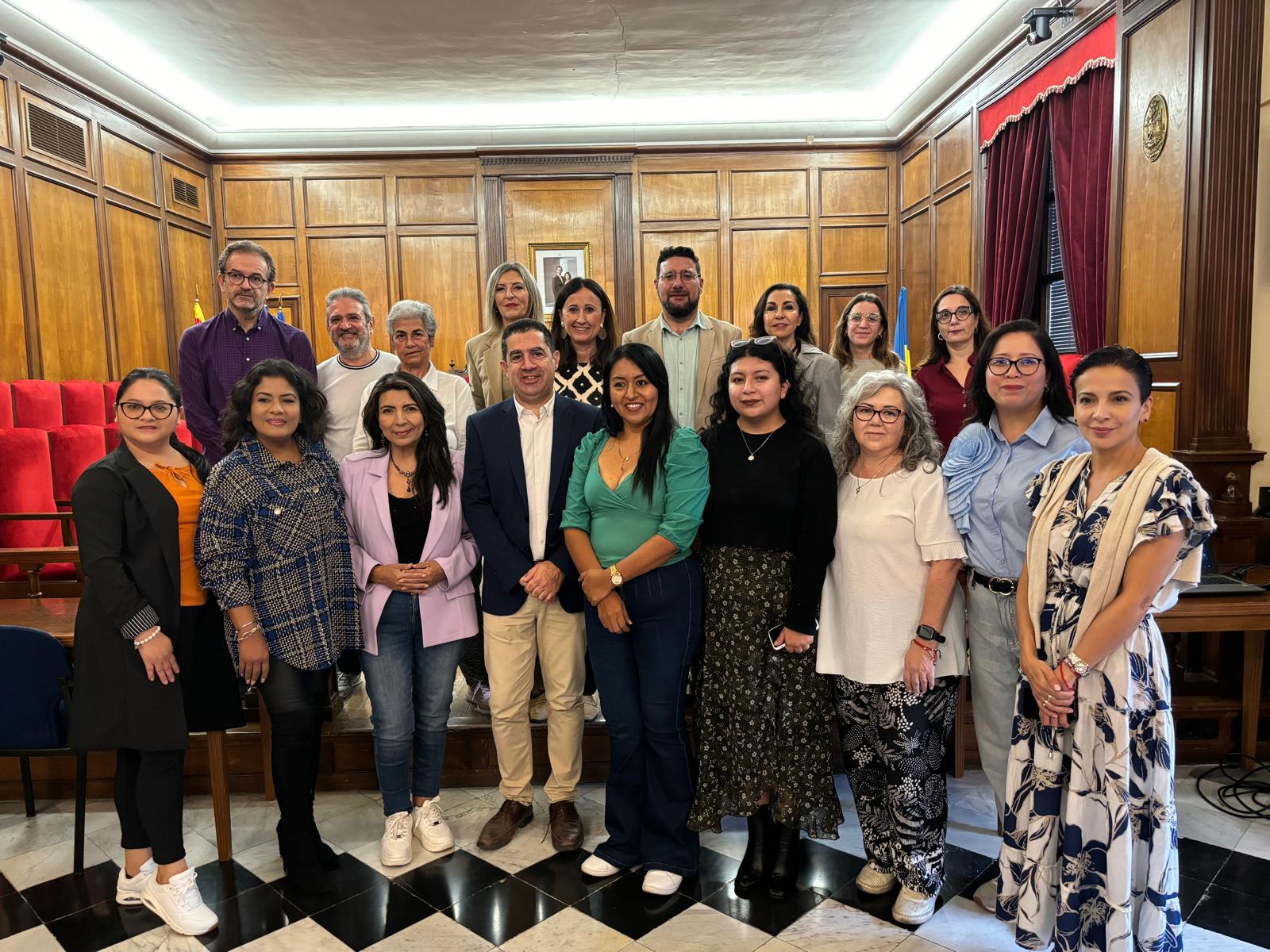 El alcalde y ediles de la Corporación Municipal junto a las ocho políticas de Ecuador, representantes del Fons Valencià per la Solidaritat y representantes de entidades de la ciudad en el Ayuntamiento de Alcoy tras la bienvenida.