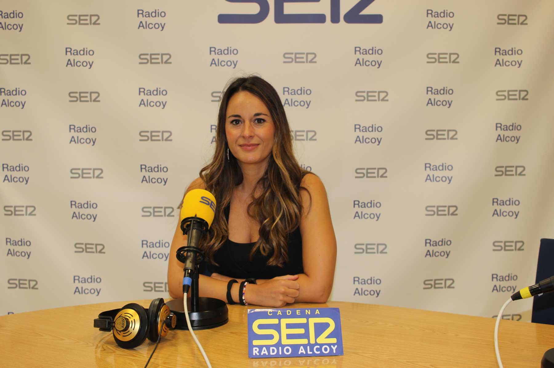 Zulima Pérez, en l&#039;estudi central de Radio Alcoy