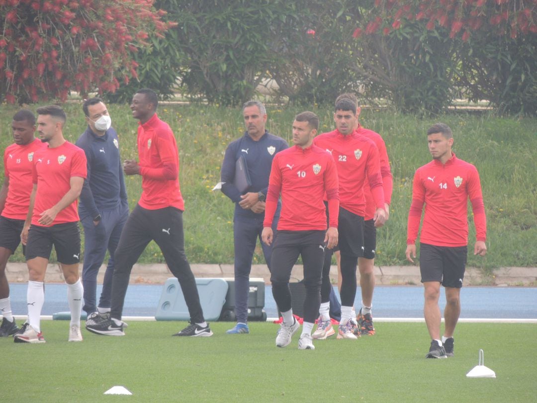 José Gomes con los titulares ante el Espanyol, en el campo Anexo.