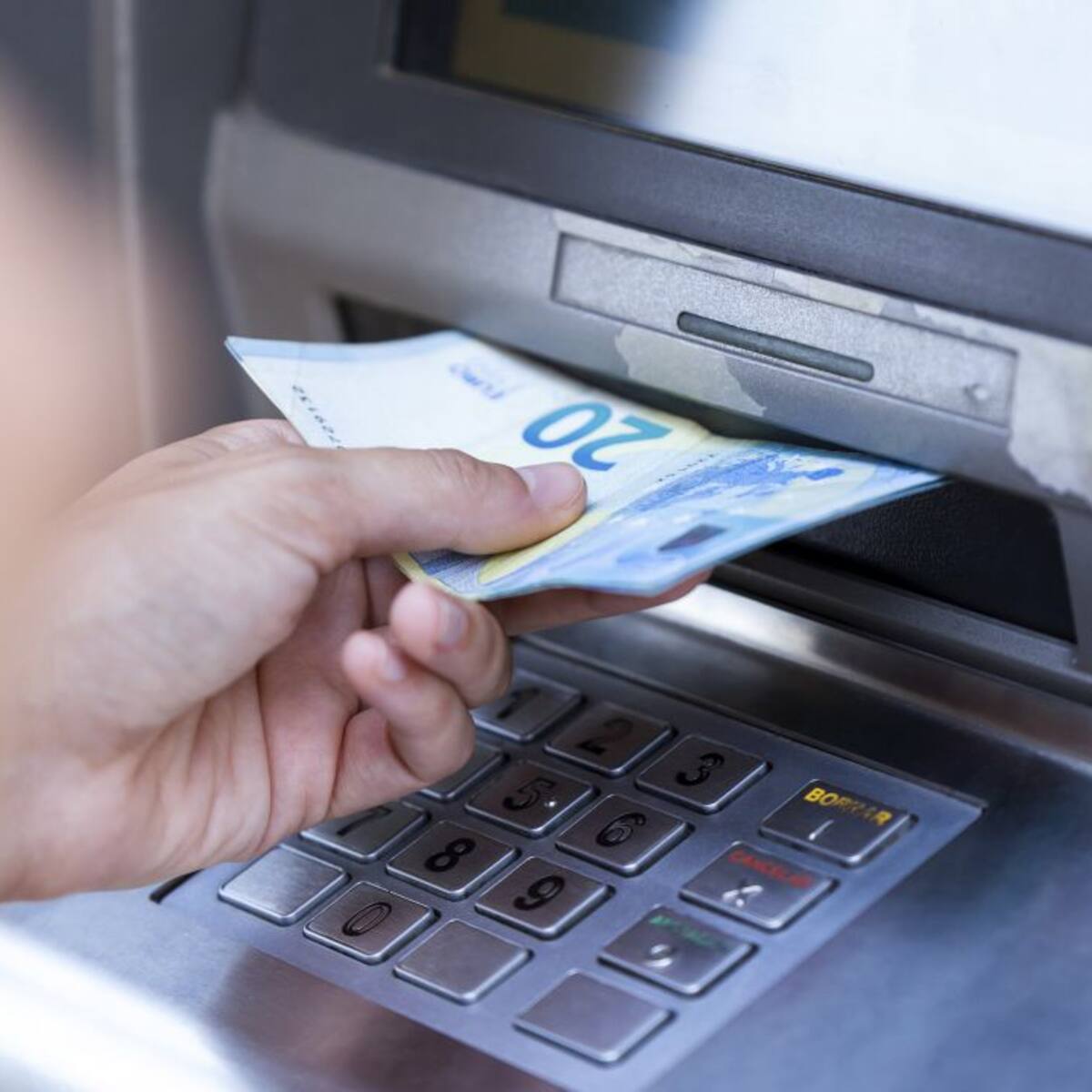 La Comunidad de Madrid impulsa la instalación de cajeros automáticos en los municipios más pequeños de la región