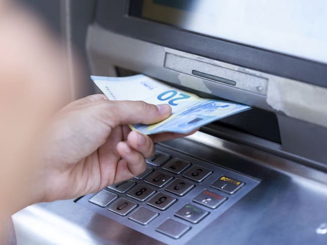 Cajeros automáticos y sucursales desaparecen de pueblos y barrios de las ciudades