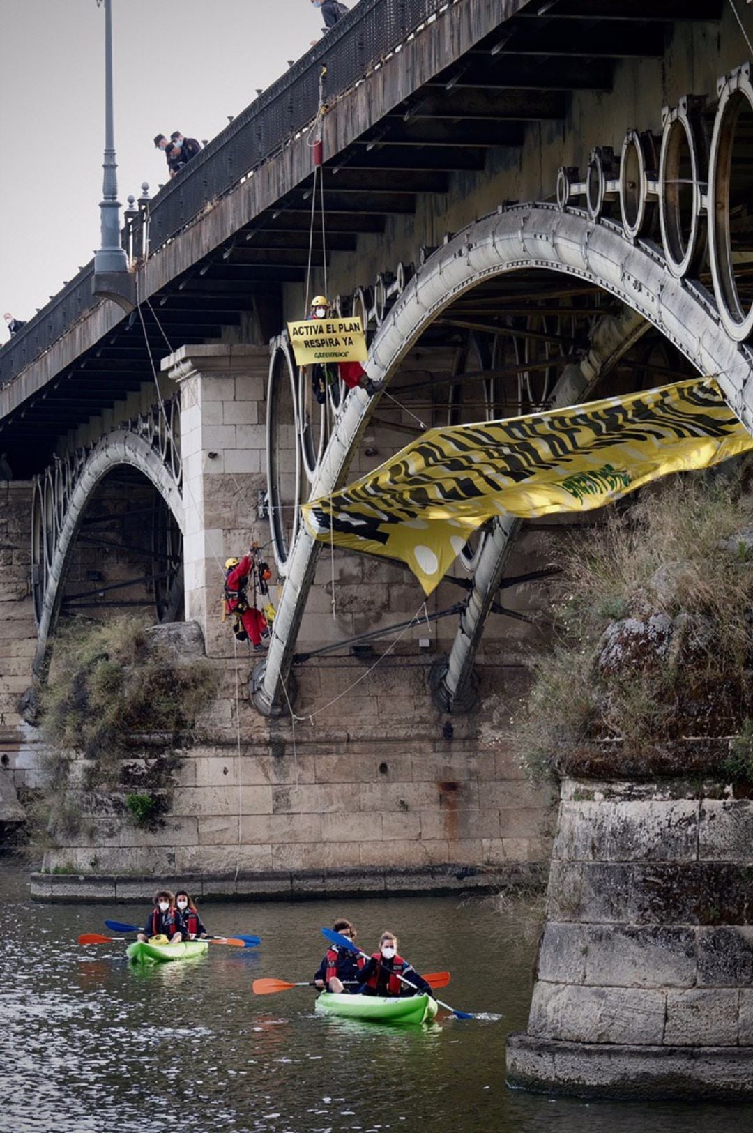 Activistas de Greenpeace en Puente de Triana