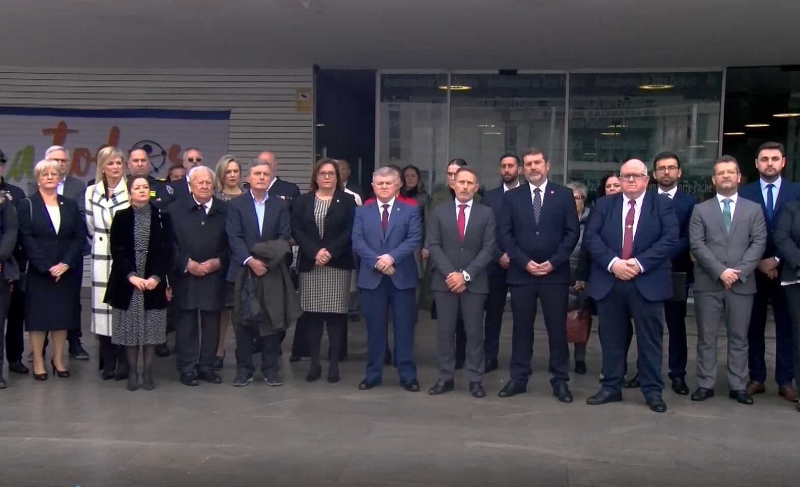 El delegado del Gobierno preside un minuto de silencio en recuerdo de la vecina de la Urbanización Camposol, víctima de un supuesto homicidio por violencia de género el pasado domingo