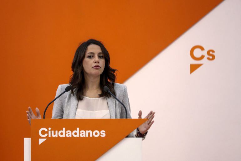 GRA194. MADRID, 18092017.- La líder de Ciudadanos en Cataluña, Inés Arrimadas, durante la rueda de prensa ofrecida hoy en la sede del partido, en Madrid, en la que ha cargado contra el presidente del PP catalán, Xavier García Albiol -con quien ha hablado