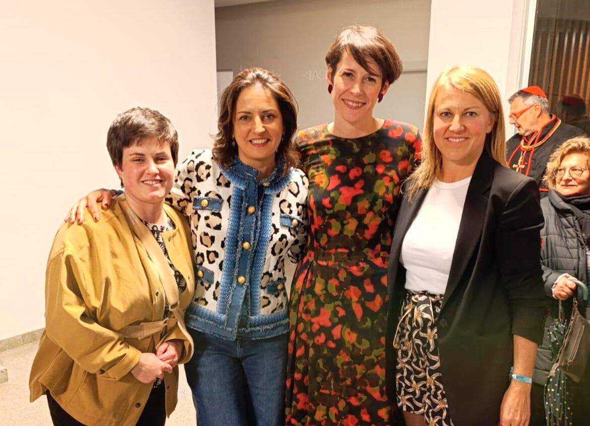 Las alcaldesas Ánxela Fernández, Sandra González y Loli Castiñeira, junto a la líder del BNG, Ana Pontón (tercera por la izquierda).