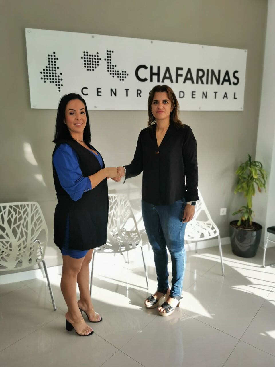 Gema Requeña de Centros Chafarinas con Noelia Damián alcaldesa de Benahadux.