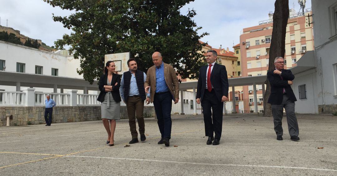 Javier Imbroda (centro) ha acudido a un centro educativo del casco antiguo de la capital jiennense