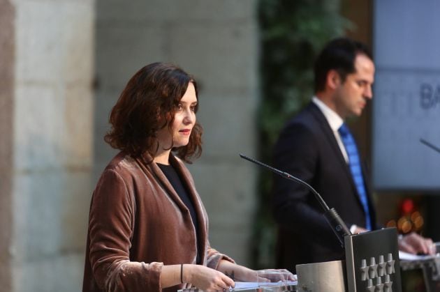 La presidenta de la Comunidad, Isabel Díaz Ayuso, acompañada del vicepresidente, Ignacio Aguado, ofrece una rueda de prensa tras mantener el último Consejo de Gobierno del año