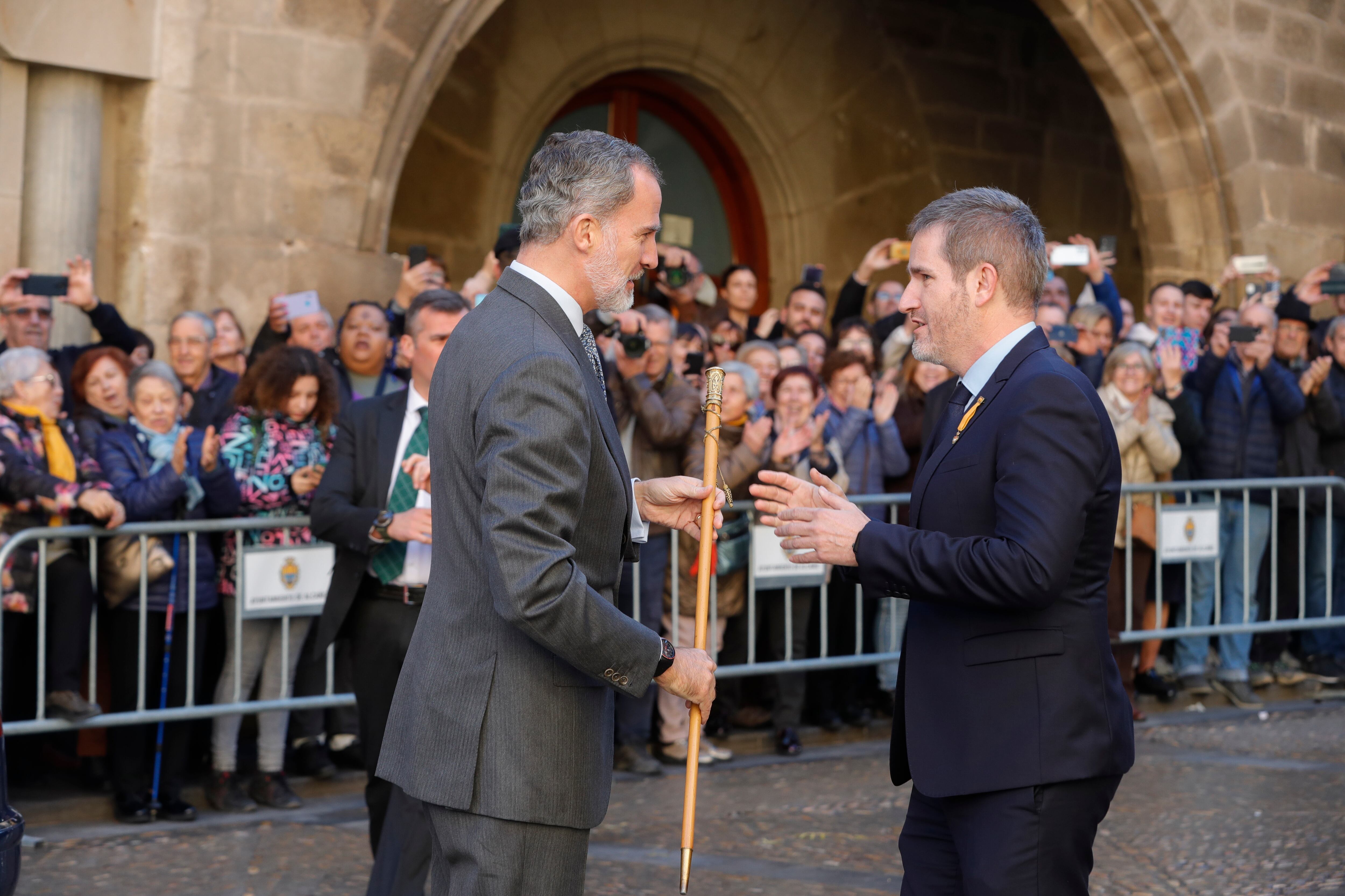 ALCAÑIZ (TERUEL), 14/12/2022.- El alcalde de Alcañiz, Ignacio Urquizu (d), entrega al rey Felipe el bastón de regidor, a su llegada a la inauguración de la exposición de artistas visuales &quot;De territorios 5x50&quot; en el marco de los actos de conmemoración del cincuentenario de la Uned, este miércoles en Alcañiz. EFE/ Javier Cebollada
