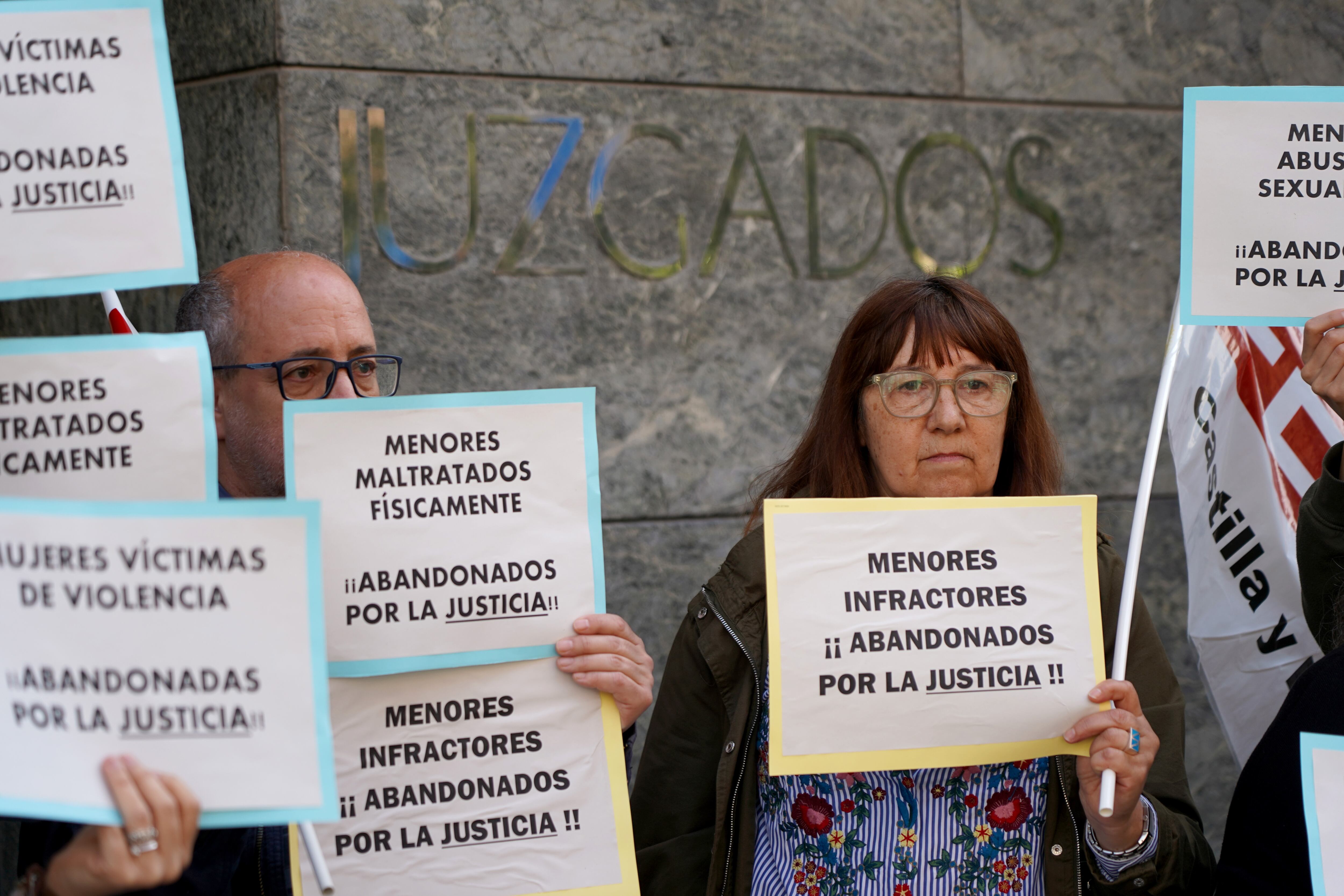 Concentración del personal laboral de la administración de Justicia a las puertas de los juzgados