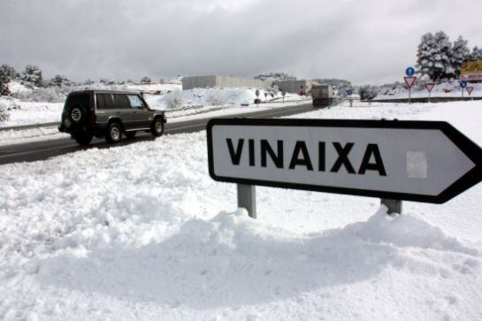 Un indicador a peu de carretera de la Nacional 240, amb la neu ja netejada per les màquines
