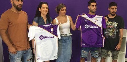 Jugadores del Real Jaén y representantes del club y de Grupo Avanza posan con las camisetas.