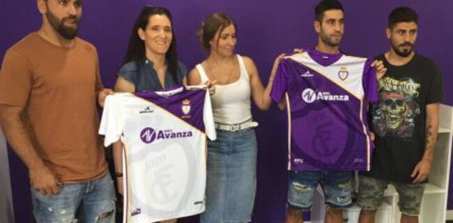 Jugadores del Real Jaén y representantes del club y de Grupo Avanza posan con las camisetas.