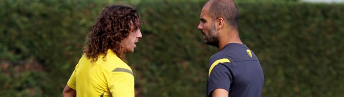 Puyol charla con Guardiola durante el entrenamiento