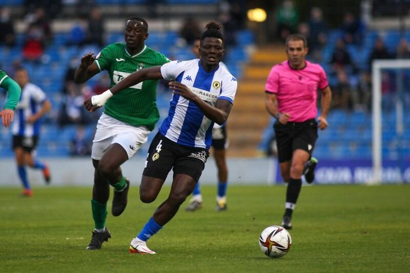 Federico Bikoro, jugador del Hércules CF, frente al CD Toledo