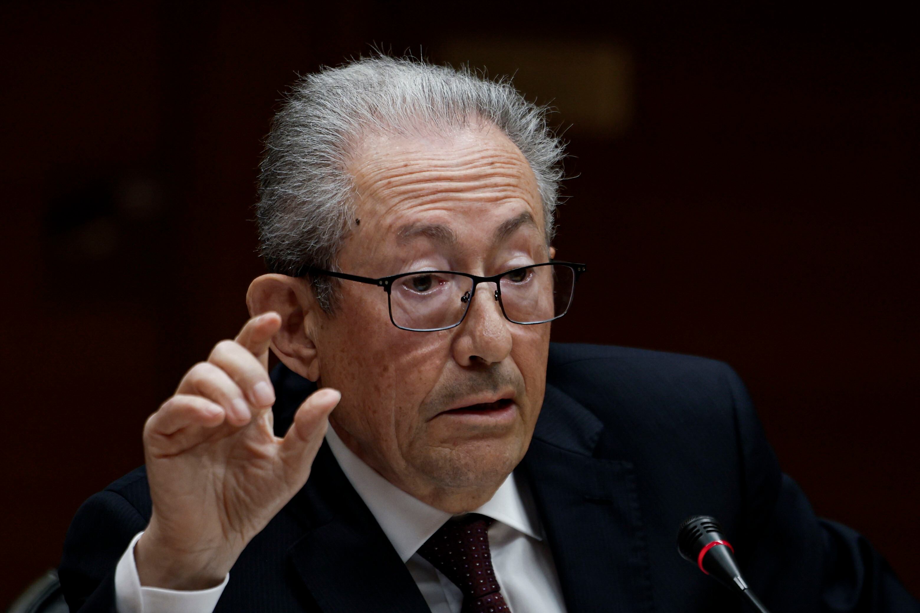 VALÈNCIA, 23/04/2026.- El síndic de Greuges, Ángel Luna, comparece en Les Corts Valencianes para presentar sus informes de 2024 y 2025, después de denunciar el "grave deterioro" de la relación entre esta institución y Les Corts, a las que reprochó su falta de interés por escuchar a esta institución, equivalente al Defensor del Pueblo en la Comunitat Valenciana, y su "deriva institucional peligrosa". EFE/Biel Aliño