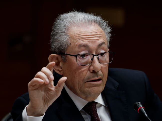 VALÈNCIA, 23/04/2026.- El síndic de Greuges, Ángel Luna, comparece en Les Corts Valencianes para presentar sus informes de 2024 y 2025, después de denunciar el "grave deterioro" de la relación entre esta institución y Les Corts, a las que reprochó su falta de interés por escuchar a esta institución, equivalente al Defensor del Pueblo en la Comunitat Valenciana, y su "deriva institucional peligrosa". EFE/Biel Aliño