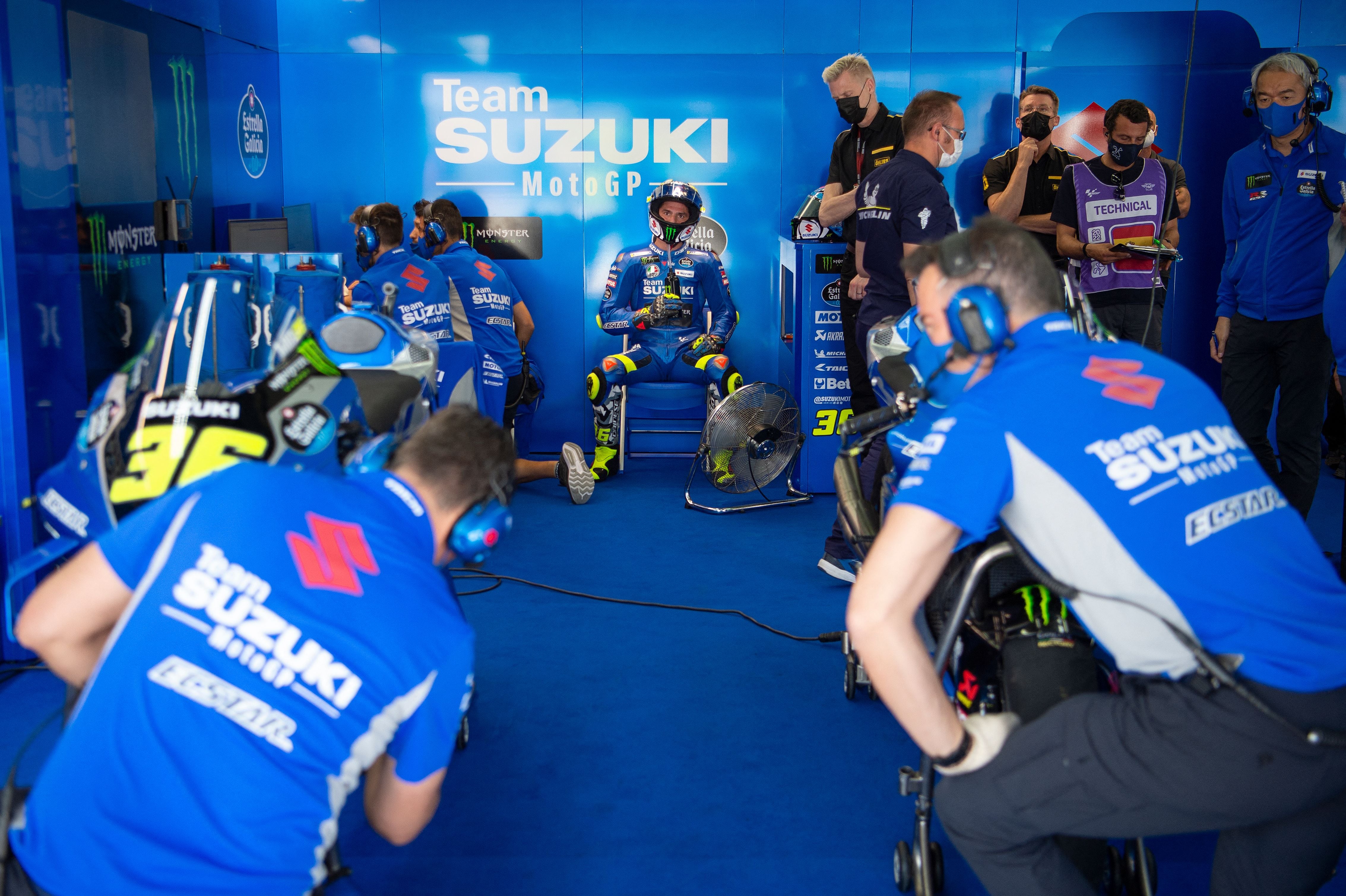 Joan Mir, en el box de Suzuki, durante el Gran Premio de Jerez