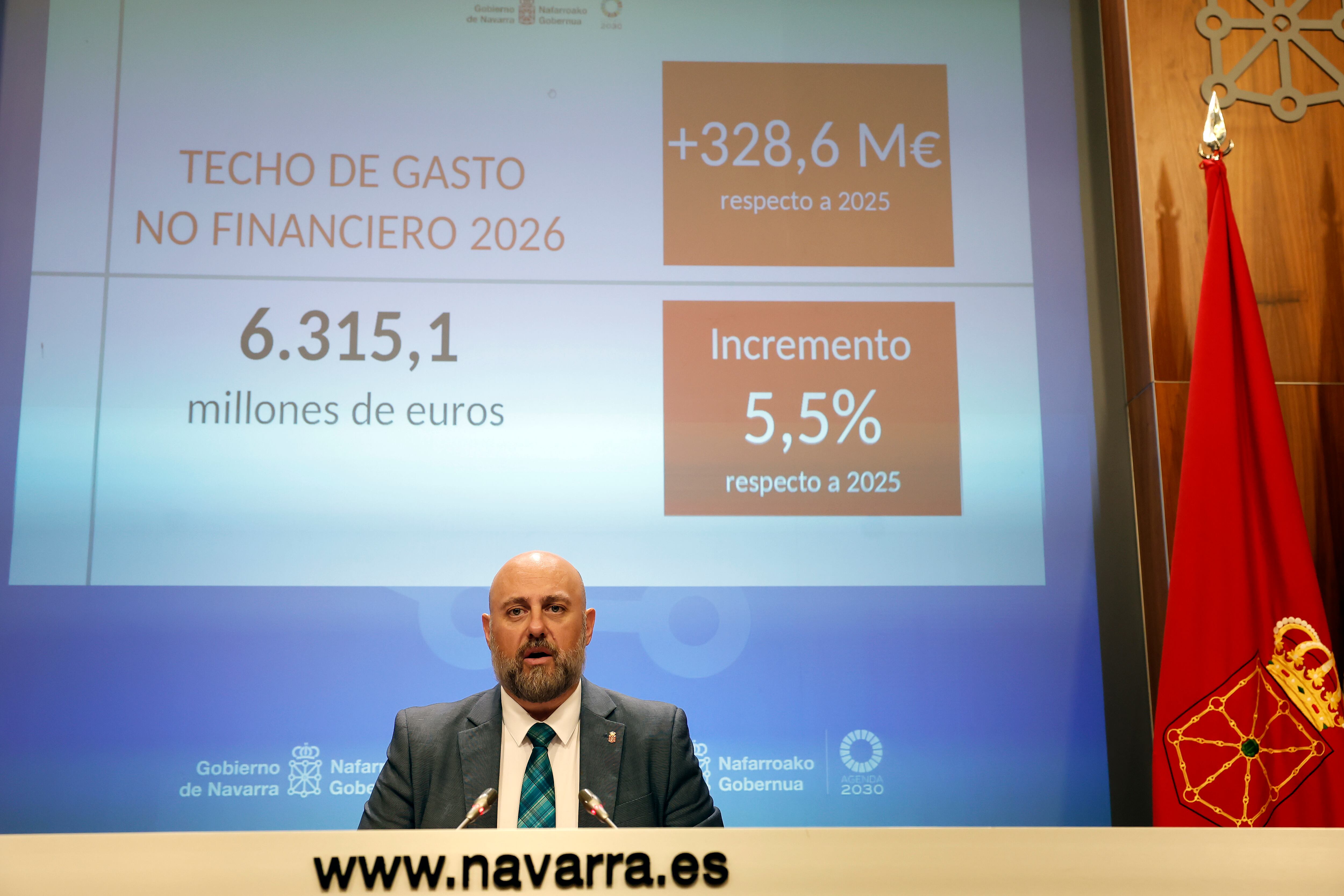 GRAFCAV2745. PAMPLONA, 12/09/2025.- El consejero de Economía y Hacienda José Luis Arasti durante la rueda de prensa donde ha informado que el Gobierno de Navarra ha aprobado en sesión extraordinaria el techo de gasto no financiero para los Presupuestos Generales del ejercicio 2026, que se incrementará un 5,5 % respecto al presupuesto aprobado de este año. Así, el Ejecutivo ha previsto de cara a 2026 un gasto máximo de 6.315,1 millones de euros, lo que en términos absolutos significa un incremento de 328,6 millones frente a lo contemplado para 2025.EFE/ Jesús Diges