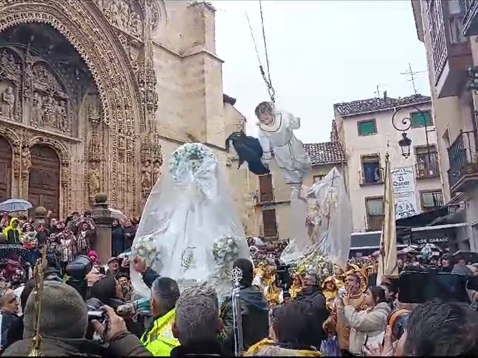 Momento en que Ruth le desprende a la Virgen del velo