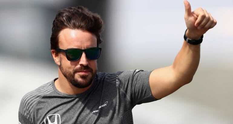 Fernando Alonso saluda al público en la vuelta de pilotos previa a la carrera