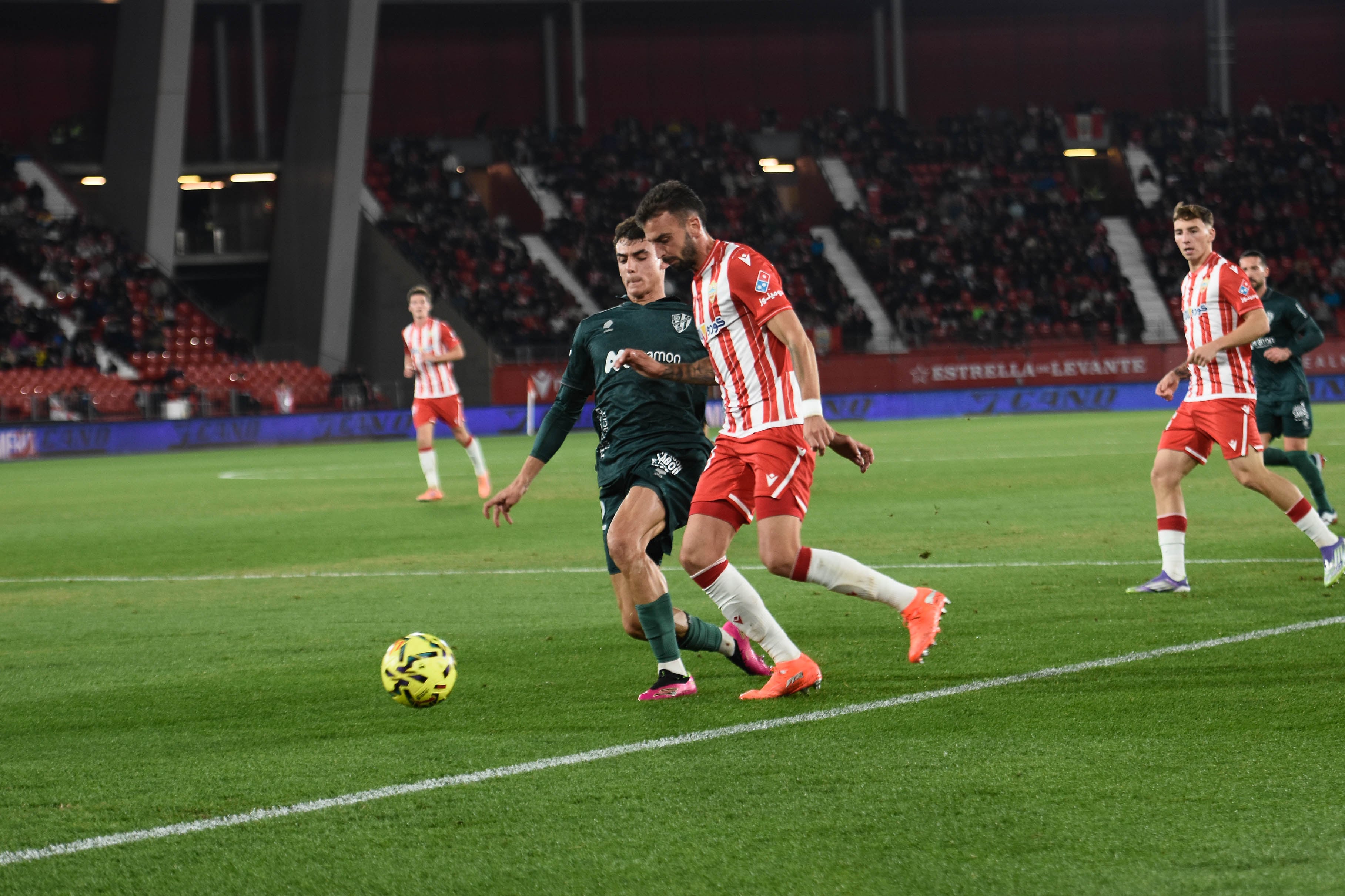 Un lateral que siempre cumple en el campo.