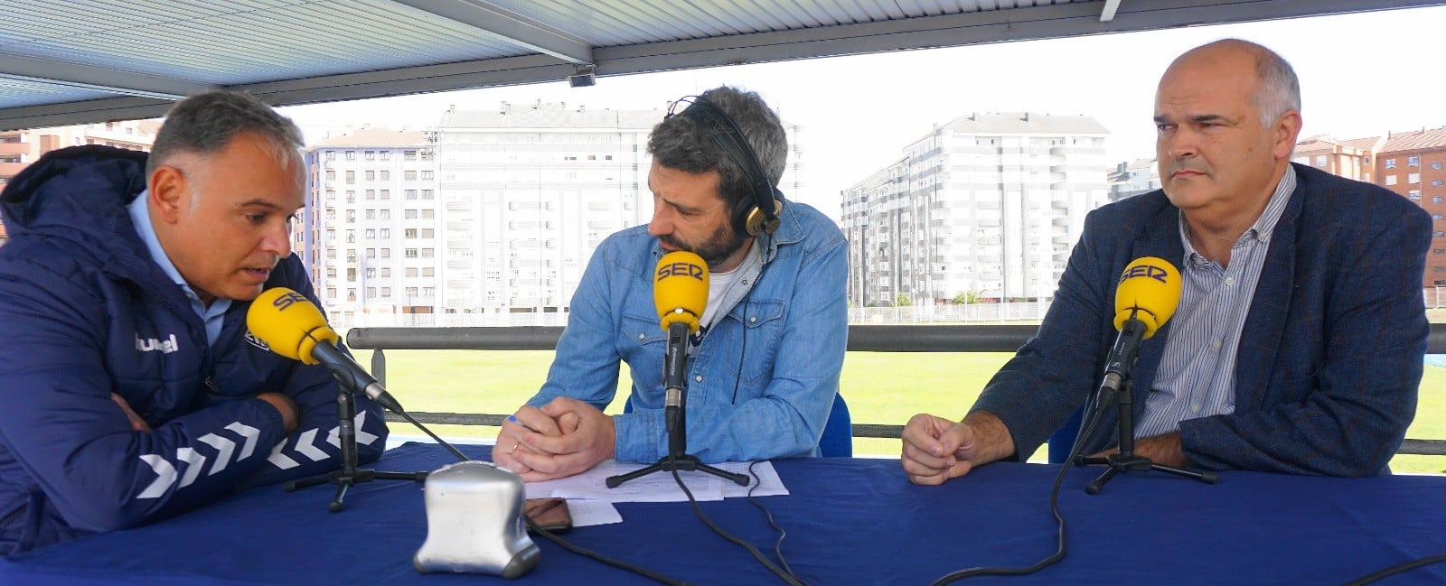 Gerardo González (i) y Alberto Rendueles (d) durante el programa especial por el 90 aniversario de la Atlética Avilesina.