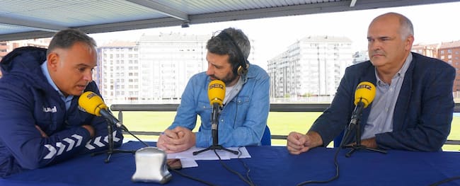 Gerardo González (i) y Alberto Rendueles (d) durante el programa especial por el 90 aniversario de la Atlética Avilesina.