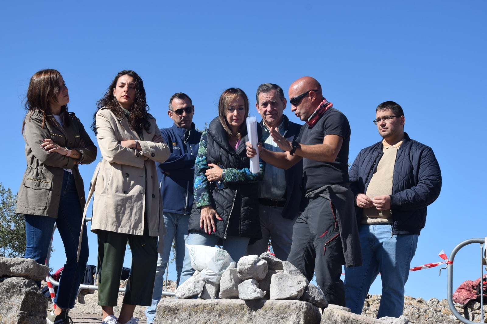 El diputado de Asistencia Técnica a Entidades Locales, José Luis Gómez, visitaba los trabajos acompañado de la diputada de Patrimonio, Mayte Megía; la coordinadora de Cultura de la Junta, Yolanda Rozalén; y la alcaldesa de Saelices y diputada regional, Paloma Jiménez.