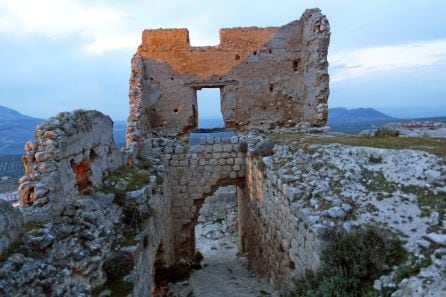 Vista de la puerta de entrada al Castillo Nuevo de Bedmar