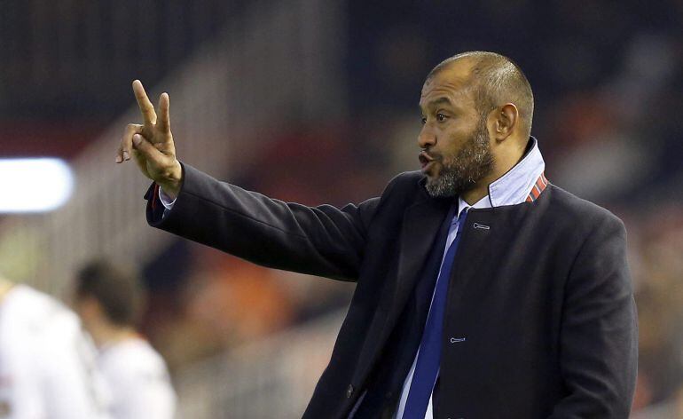 GRA357. VALENCIA, 07/01/2015.- El entrenador del Valencia, el portugués Nuno Espírito Santo, durante el partido de octavos de final de la Copa del Rey que Valencia y Espanyol están disputando esta noche en el estadio de Mestalla. EFE/Kai Försterling
