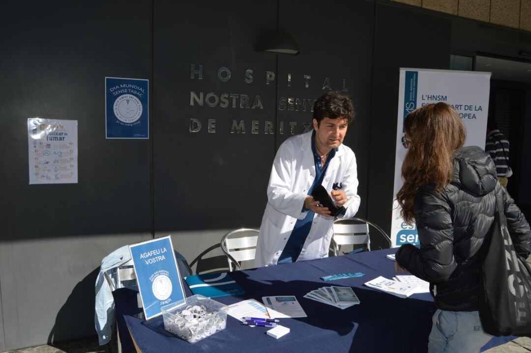 Prop d'una cinquantena de persones han fet el test de Fagerström per a conèixer el grau de dependència al tabac.