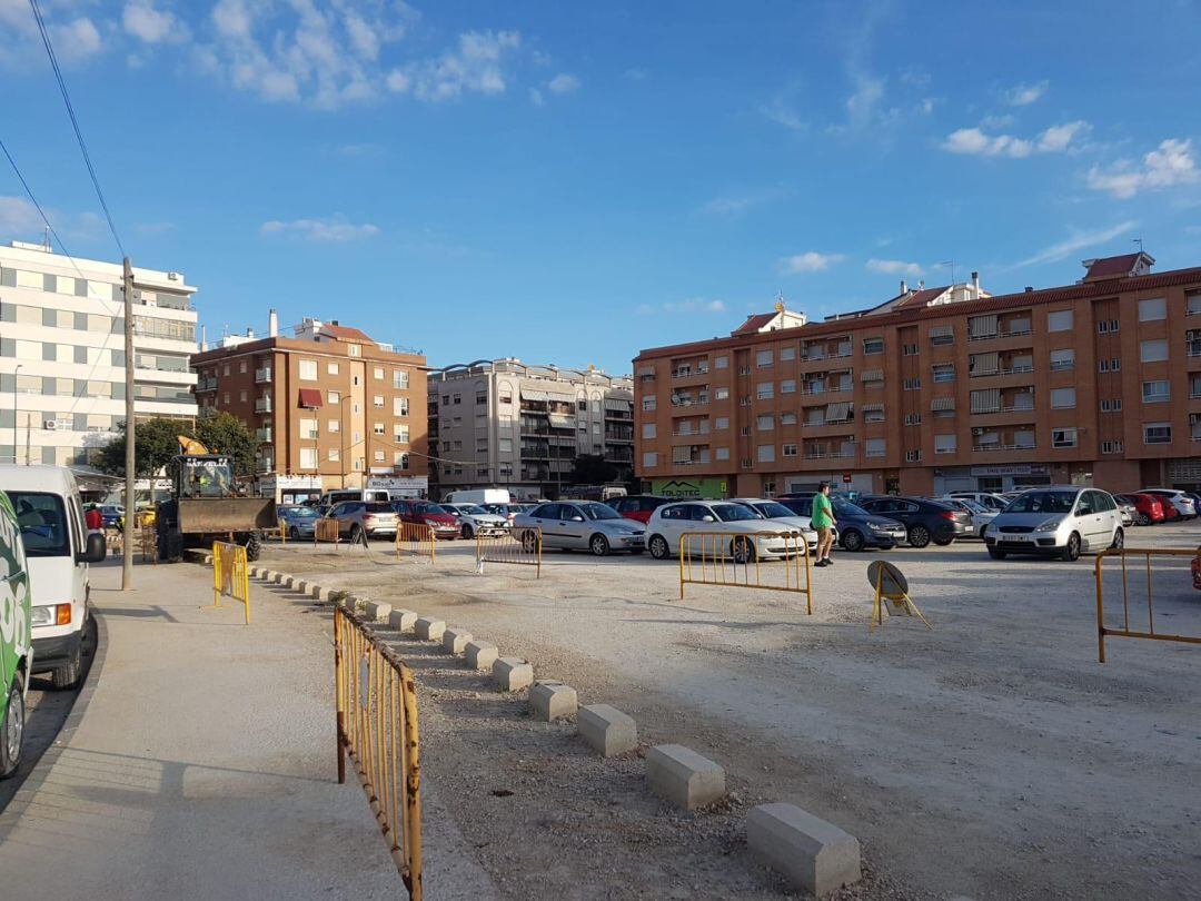 Zona de aparcamiento frente al colegio Gregori Mayans de Gandia. 